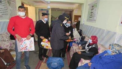 الشرطة النسائية تقضى يوما ترفيهيا مع المسنات بدور الرعاية | صور