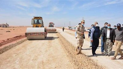 محافظ الوادي الجديد يتابع مشروع إعادة تأهيل طريق الداخلة - العوينات