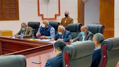 محافظ الوادي الجديد يلتقي أعضاء مجلس الأمناء ومعلمي المحافظة