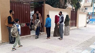 التزامًا بالتعليمات.. منع تلميذ من دخول المدرسة حضر بيوم مخالف بمطروح | فيديو