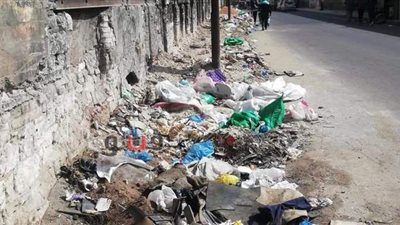 الباعة الجائلون والقمامة تحاصر أسوار المدارس في الإسكندرية | صور