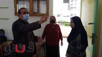 في أول يوم مدرسة.. وكيل تعليم مطروح يتابع حصة تربية موسيقية لطلاب إعدادي