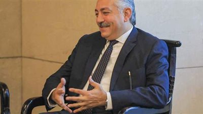 العامري فاروق يجتمع مع عبد الحفيظ للاطمئنان على أحوال بعثة الأهلي