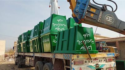 دعم منظومة النظافة بمركز ملوي بالمنيا بحاويات قمامة جديدة