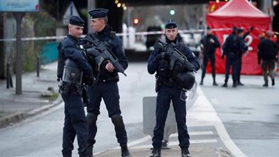 شرطي فرنسي يقتل شخصاً هاجمه بسكين