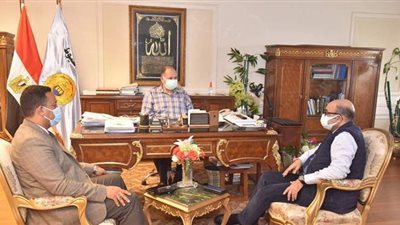 محافظ أسيوط يبحث مع وكيل الصحة الموقف الحالي لتوزيع لقاح كورونا