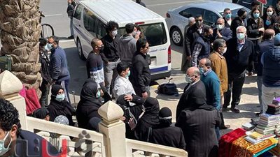 وصول جثمان عباس الطرابيلي إلى مسجد الحصري لتشييعه إلى مثواه الأخير | فيديو