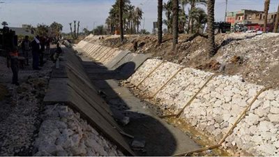 استغلال تغطية ترعة بنى فيز بأسيوط في مواقف سيارات ضمن 