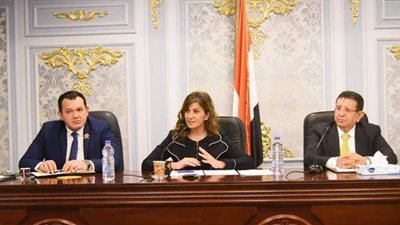 نبيلة مكرم: قانون الهجرة يستهدف حماية المصريين العاملين بالخارج