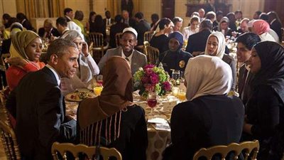 أول ضيوفه من أصول مصرية.. أوباما وزوجته ينتجان برنامجا للمسلمين في رمضان