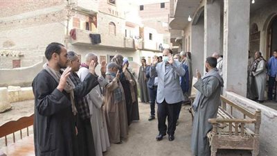 محافظ أسيوط يعزي أسرة ضحايا حادث الكريمات | صور