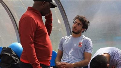 موسيماني ولاعبو الأهلي يطمئنون على محمد هاني بعد انتهاء المران