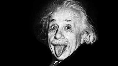 لسان آينشتاين.. قصة صورة عبقرية أصبحت أيقونة للسخرية من الغباء