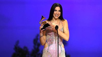 ظهور جذاب للنجمة دوا ليبا على ريد كاربت جوائز Grammy 2021 | فيديو