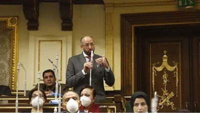 حسام المندوه يطالب بتضمين دروس عن مخاطر السوشيال ميديا في المناهج الدراسية