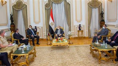 وزير الإنتاج الحربي يبحث تصنيع بطاريات السيارات الكهربائية مع سفير ألمانيا