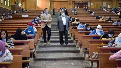 نائب رئيس جامعة سوهاج يتفقد امتحانات الفصل الدراسي الأول