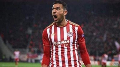 كوكا يسجل هدف مع أولمبياكوس ويخرج مصابا قبل معسكر المنتخب