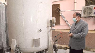 محافظ أسيوط يطمئن على شبكات الأكسجين بمستشفى المبرة للتأمين الصحي | صور