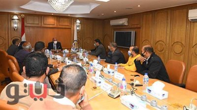 خلال لقاء مهندسي الأملاك.. محافظ قنا يتوعد الفاسدين