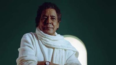 محمد منير: عندي 18 حفيدا وشقيقي كان المرشد السياحي لوزير الدفاع الأمريكي | فيديو