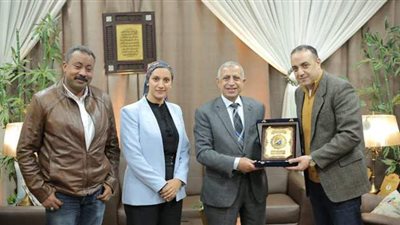 أسامة أبو زيد يهدي درع نادي الشمس لرئيس الأكاديمية البحرية