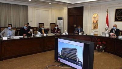وزير الإسكان يستعرض التصميمات المقترحة لتطوير واجهات جراج الأوبرا ومبنى محافظة القاهرة