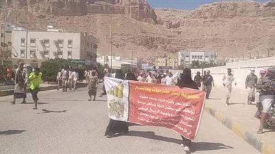 محتجون يقتحمون الحاجز الأمني الأول للقصر الرئاسي بعدن