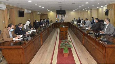 محافظ أسيوط يلتقي وفد مجلس الوزراء لبحث مشروعات حياة كريمة