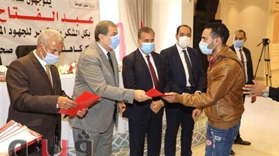 وزير القوى العاملة ومحافظ المنوفية يسلمان وثائق تأمين على الحياة للعمالة غير المنتظمة