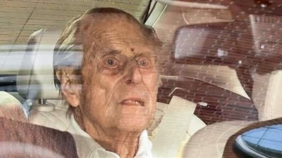 جراحة بالقلب.. الأمير فيليب يغادر المستشفى بعد شهر | صور