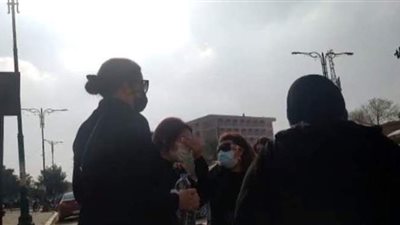 انهيار نجلة الفنان عادل هاشم خلال جنازته بالسيدة نفيسة | فيديو