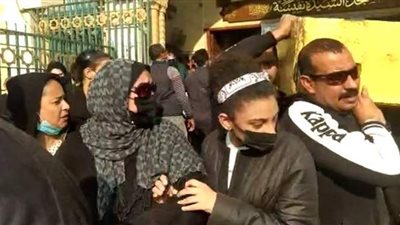 لحظة تشييع جثمان عادل هاشم من مسجد السيدة نفيسة وانهيار أسرته | فيديو