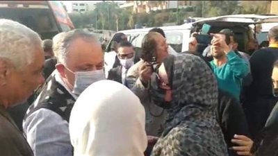 أشرف زكي يواسي أسرة الفنان عادل هاشم خلال الجنازة | فيديو