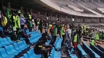 جماهير فيتا تحاول الاعتداء على لاعبي الأهلي بين شوطي اللقاء