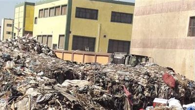 مواطن يستغيث بمحافظ المنوفية بسبب تراكم القمامة أمام مدرسة سمادون