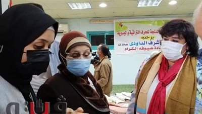 قلبها جامد.. مهندسة تهدي وزيرة الثقافة عقربا محنطا بقنا | فيديو وصور