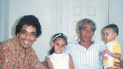 محمد منير يكشف عن وصية الأبنودي له قبل وفاته بيومين وسر زعله من بناته