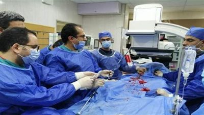 بنها الجامعي تعلن نجاح أول عملية قسطرة ممتدة لمسن دون جراحة | صور