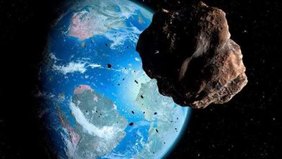 كويكب بحجم طائرة يمر بين الأرض والقمر
