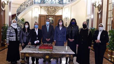 تورتة ولقطات تذكارية.. أول صور لاحتفال مجلس الوزراء بالوزيرات