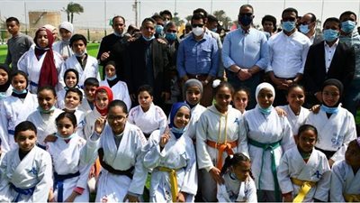 وزيرالرياضة يفتتح الملعب القانوني لمركز شباب العدوة