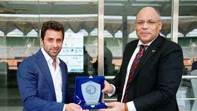 بيراميدز يهدي درعه للسفير المصري في تنزانيا