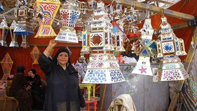 سيدة الفوانيس.. «أم مدحت» 45 عامًا وهي تشدو «هاتوا الفوانيس يا ولاد» | فيديو