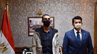 وزير الرياضة يكرم أول معيد من دور الأيتام.. ولاعب كرة قدم من ذوي الهمم