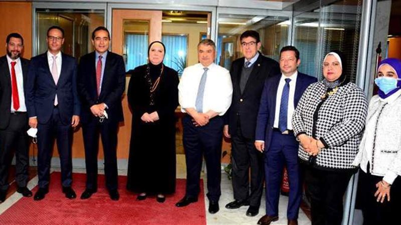 نيفين جامع مع التشكيل