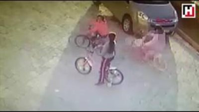 بالفيديو.. لحظة اعتداء رجل على طفلة في الشارع