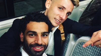 «لوكاس دين» يحتفل بـ«محمد صلاح» بعد الفوز على «ميلان»