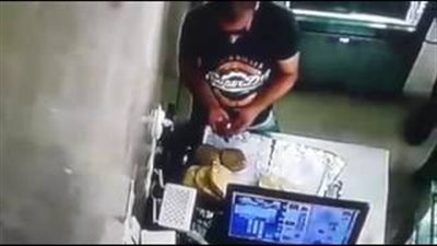 بالفيديو.. شاب أنيق يسرق هاتف محمول من محل