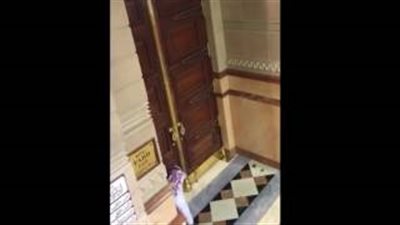 بالفيديو.. شاهد ماذا حدث لحظة فتح أبواب الحرم المكي بعد صلاة العيد